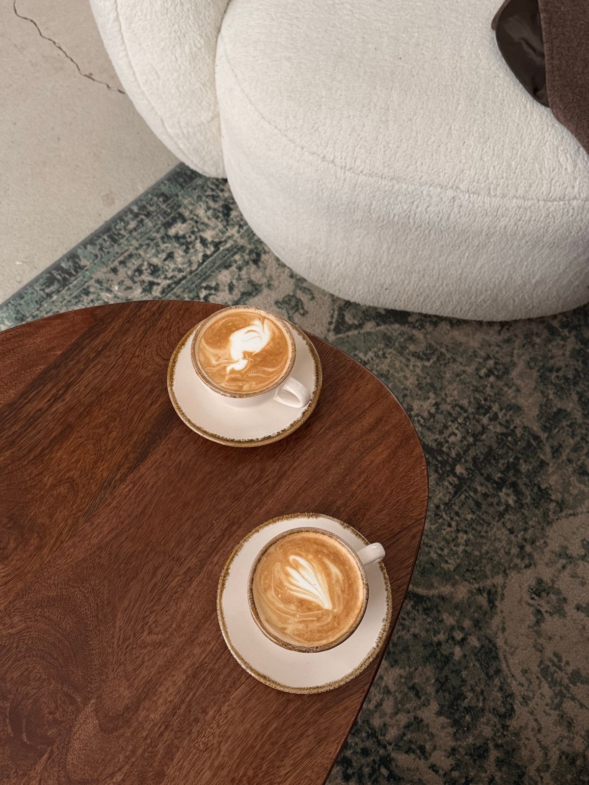カフェのラテと店内の様子